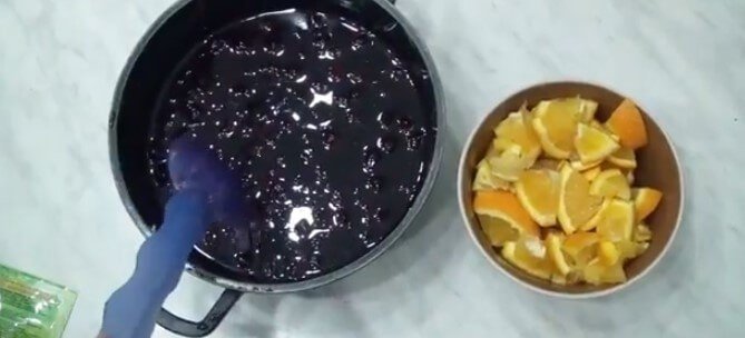 Соус из черной смородины разогревают в сотейнике