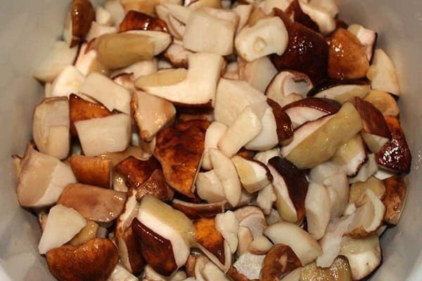 Соленые отваренные грибы сухарики